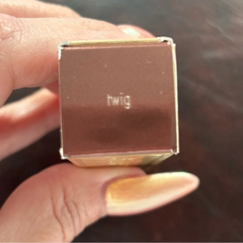 Shimmer & Glow Liquid Eye Shadow TWIG 0.153 fl. oz./oz. liq./ 4.5 mL